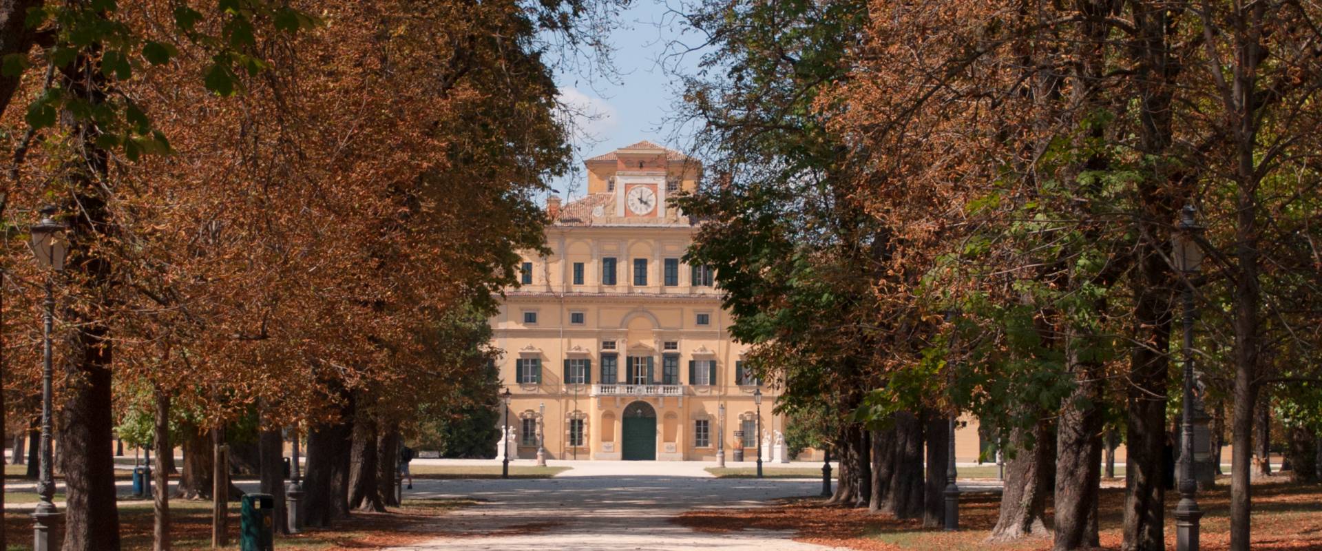 Parco Ducale - Viale e vista del Palazzo Ducale foto di Diego Matarangolo